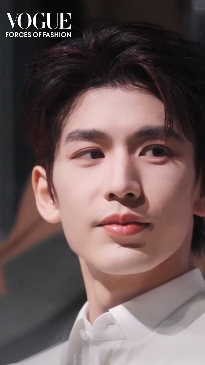 张凌赫好惊人的面部折叠度啊啊张凌赫惊人的面部折叠度 张凌赫晚宴上的惊鸿一瞥 ​​