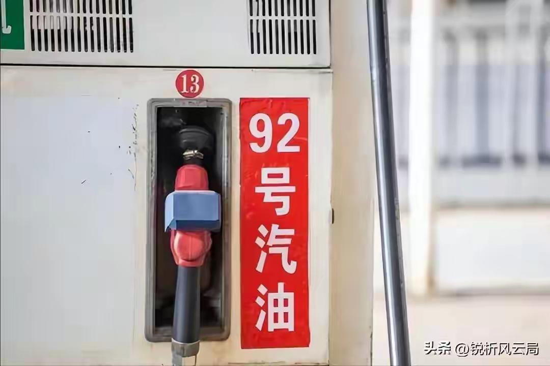 燃油车主先别急着拍桌子，电车车主也别偷着乐，你们知道现在公路养护的钱，到底是谁在