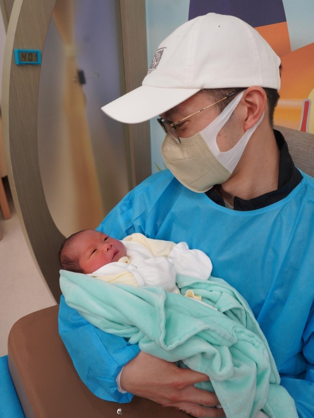 🇭🇰伍家朗社媒发文：小宝贝Boris顺利报到啦👶🏻迟来报平安，正式解锁新