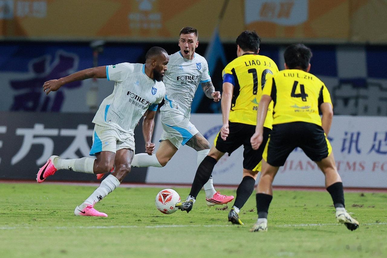 补时遭绝杀宁波FC憾负联赛领头羊 7月25日中甲第16轮，慈溪体育中心迎来宁波F