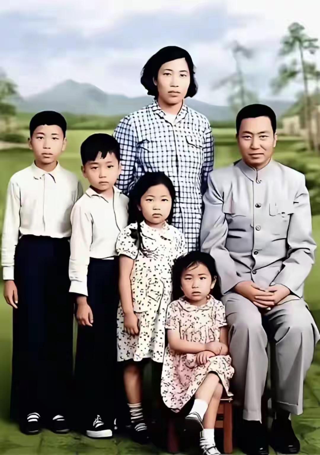 1961年湖南湘潭照相馆，华国锋与妻子韩芝俊，带着四个孩子拍下全家福。
彼时华国