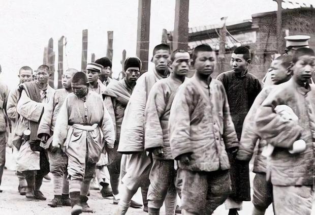 抗战时期，国民党征兵，为什么要靠抓壮丁？ 

抗战时期有个至今读来仍让人脊背发凉