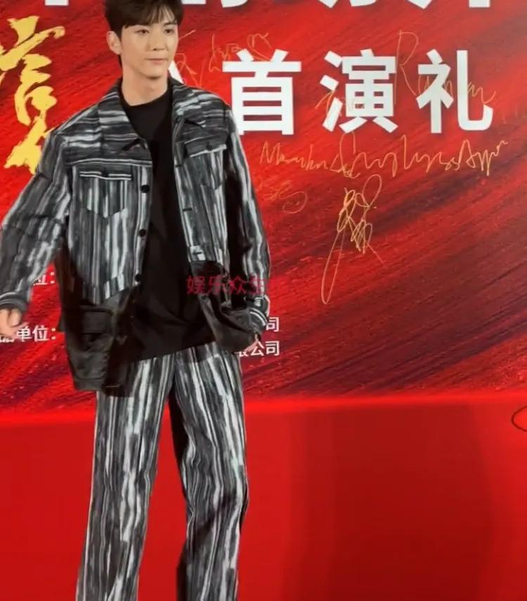 不是张丹峰生的，却特像他继父。太像了[捂脸]只要她没放弃孩子，就是个好妈妈，其他