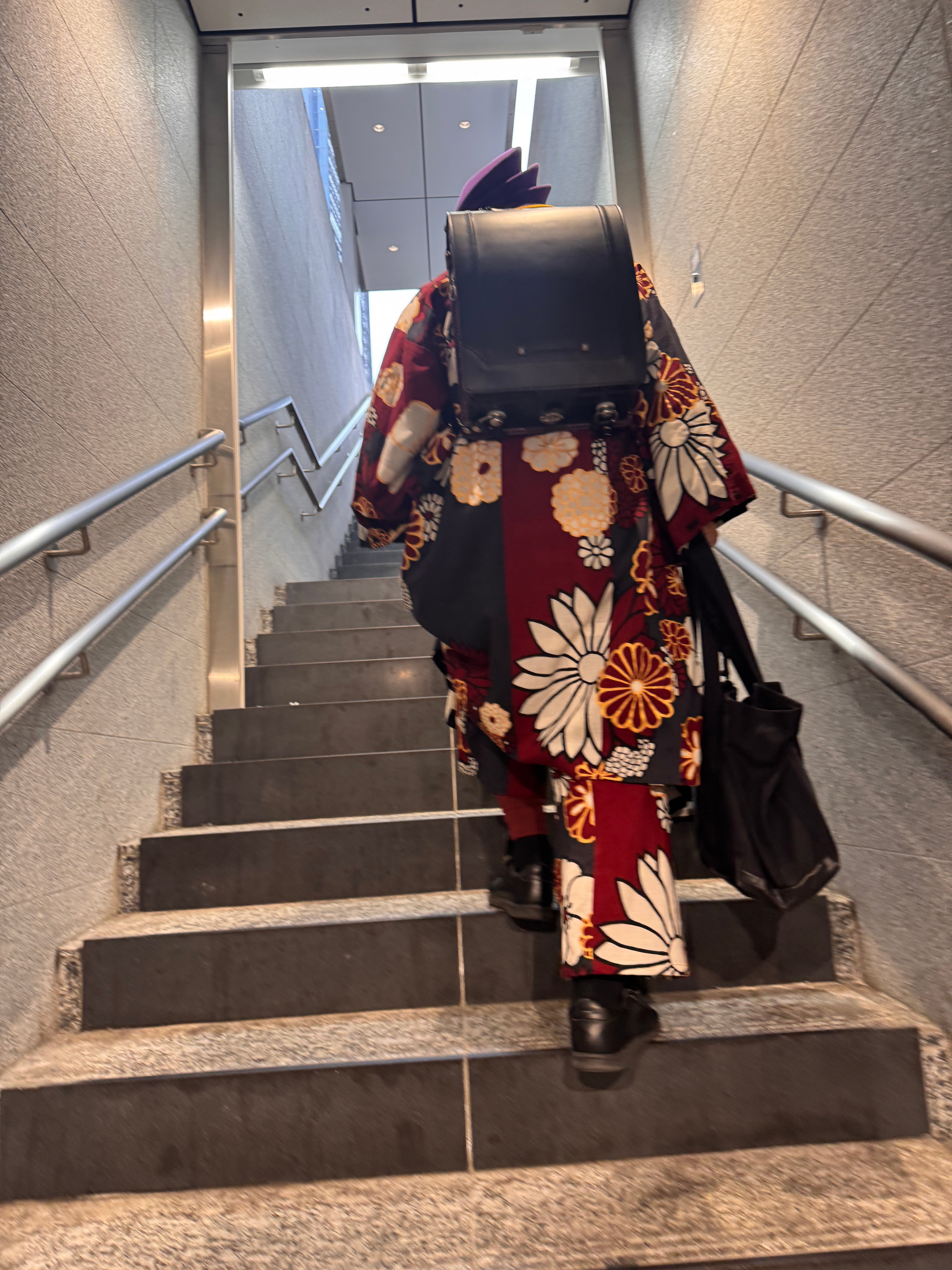 好一个花枝招展的老爷子。我也好想这么…仿佛世界上没有我在乎的人了似的活一次啊。 