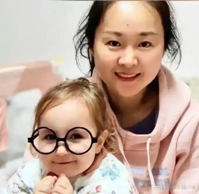 生下的女儿竟是金发碧眼，亲爹妈差点闹出“抱错娃”的乌龙，真相揭开竟藏了近百年的家