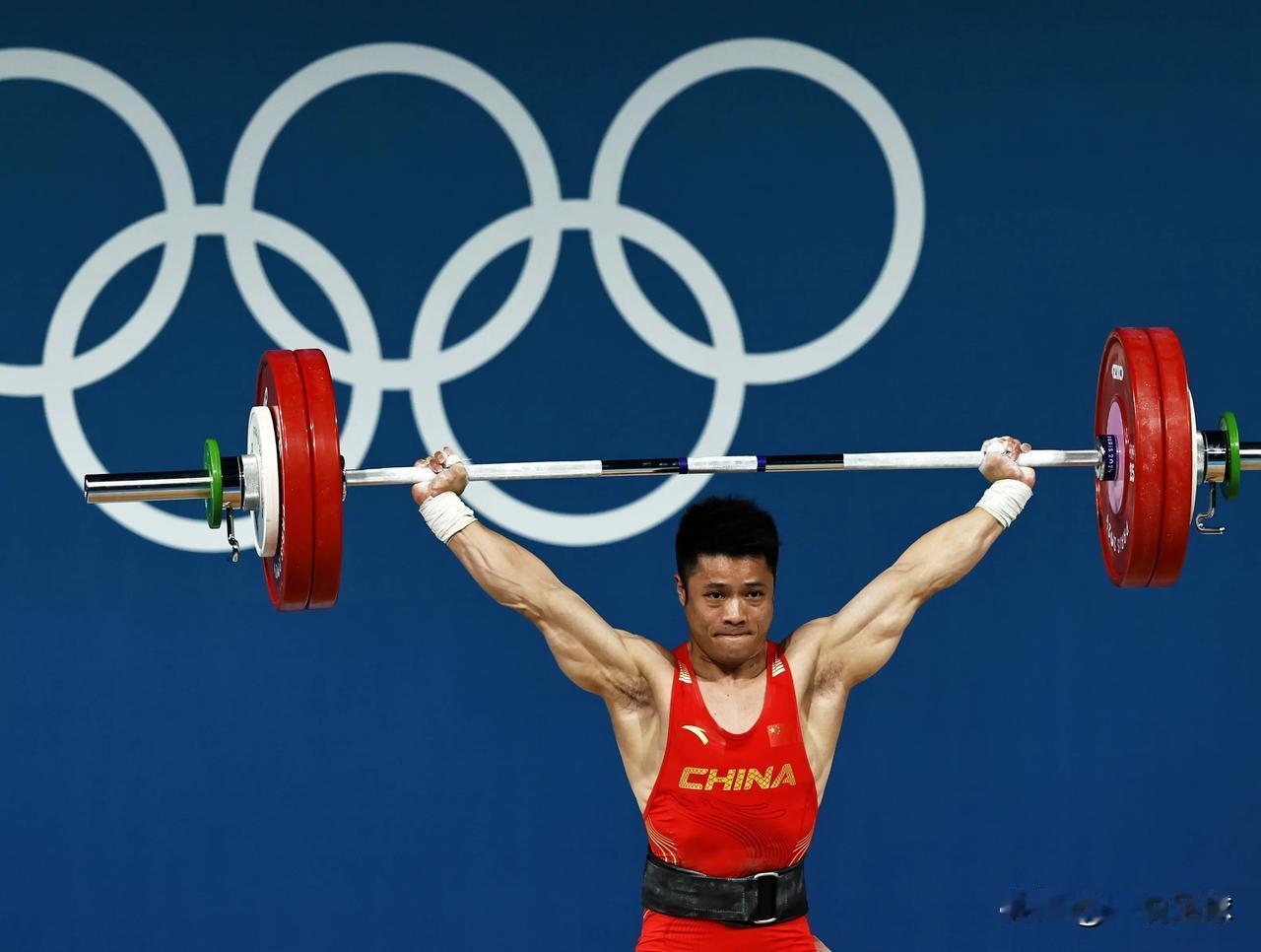 闭幕式中国旗手：李发彬&欧紫霞！

31岁的李发彬在举重男子61公斤级比赛中绝地
