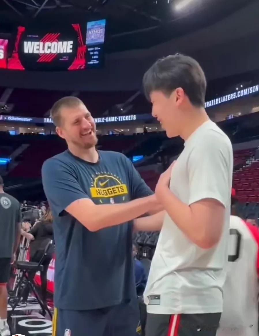 圆梦时刻！杨瀚森终于和自己的偶像约基奇面对面交流并进行了合影。赛前热身结束约基奇