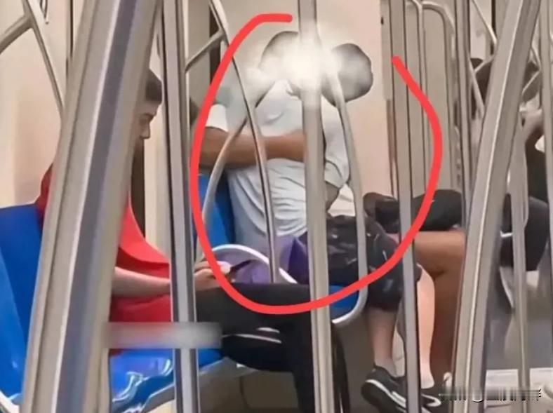 太辣眼了！上海两年轻男子在地铁内拥抱亲热，旁若无人。
平常我们坐地铁或者在公共场