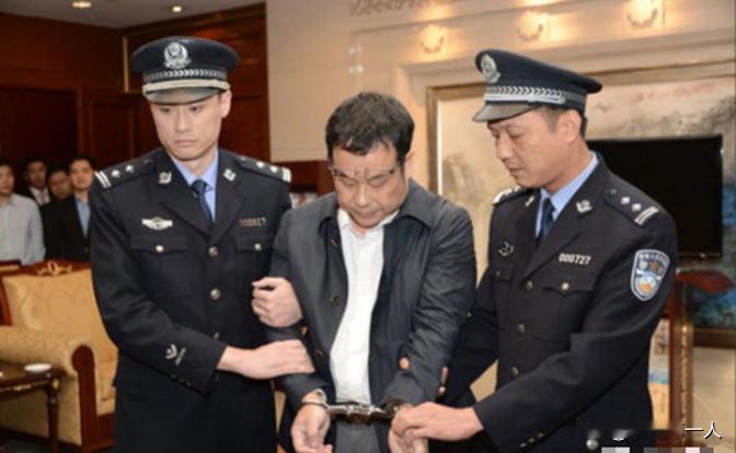 中美两国警察，肩并肩冲进了迪拜的诈骗窝点！贸易战打得正热，两国执法部门却头一次联