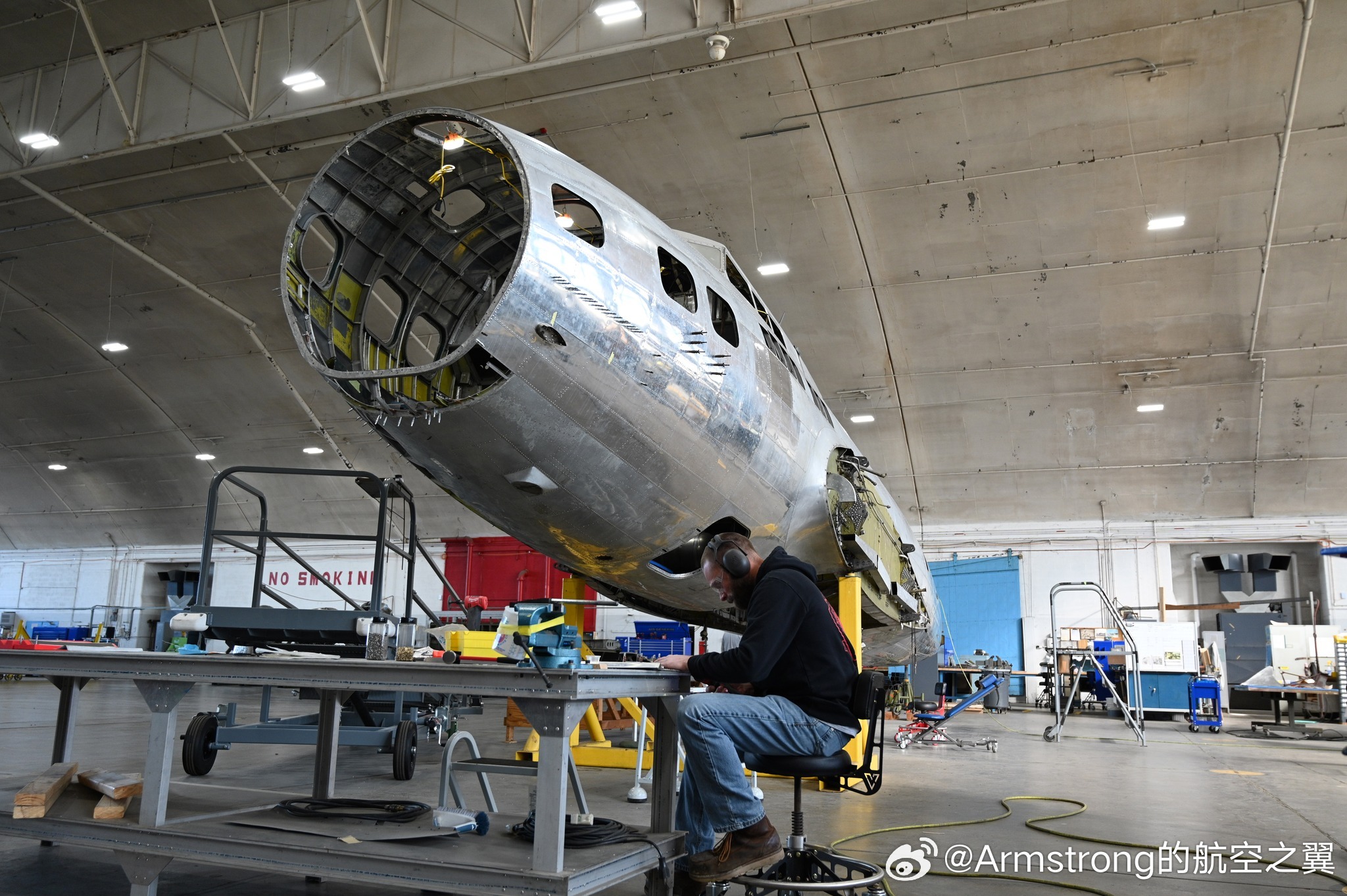 航空创作计划 修复中的B-17D轰炸机，可以很好的看清其全金属半硬壳式机身结构。