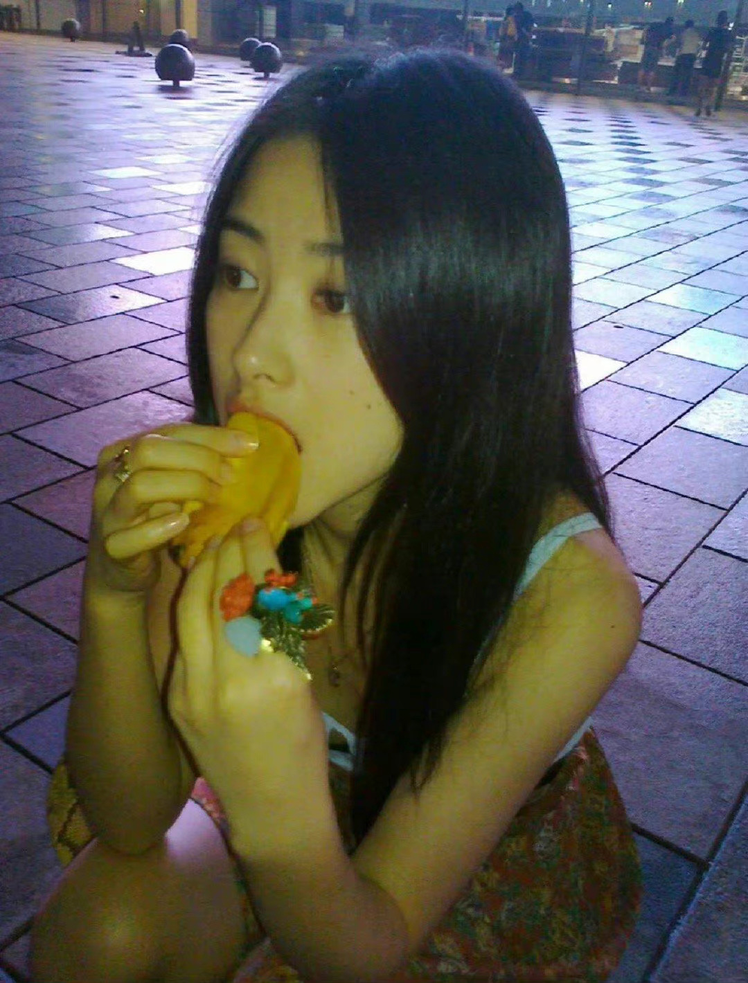 所谓的故事感 大概就随手一拍就是专辑封面第一个想到朱珠 内娱仅有的身上自带流浪者