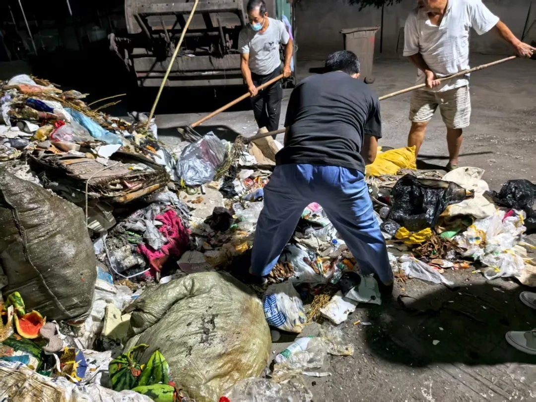 6名环卫工在垃圾山里找回10万婚戒6名环卫工在恶臭的垃圾山中徒手翻找半小时，本质