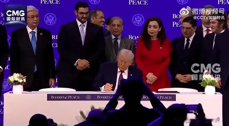 北京时间1月22日，美国总统特朗普表示，个人同意俄罗斯用美冻结资产缴纳加入“和平