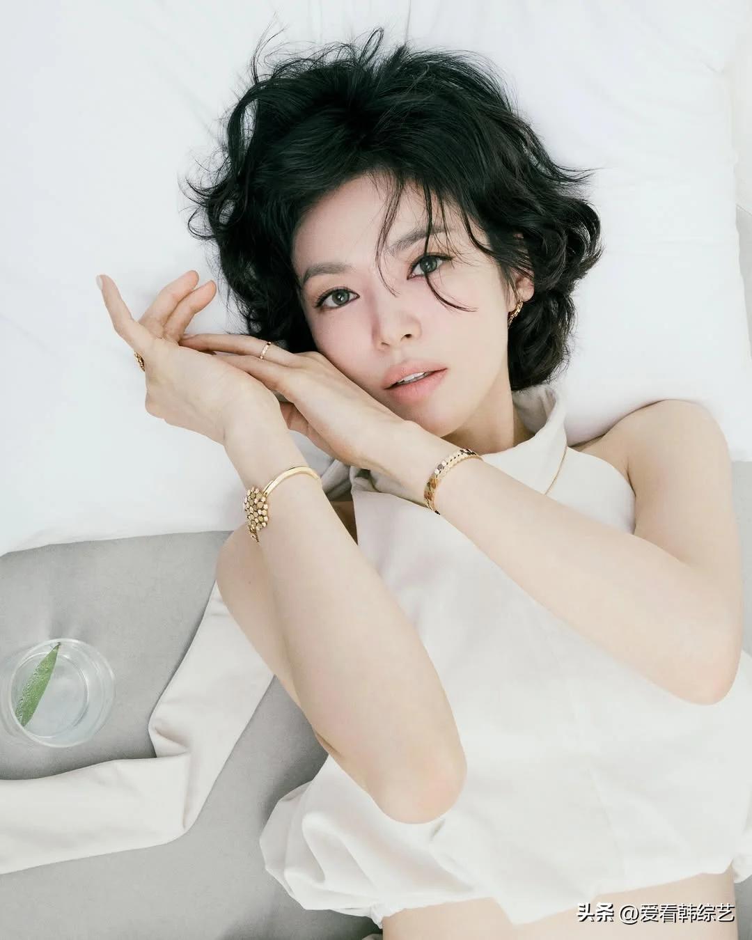 19日，演员宋慧乔在个人Instagram上传了多张照片。照片中，宋慧乔身穿一件