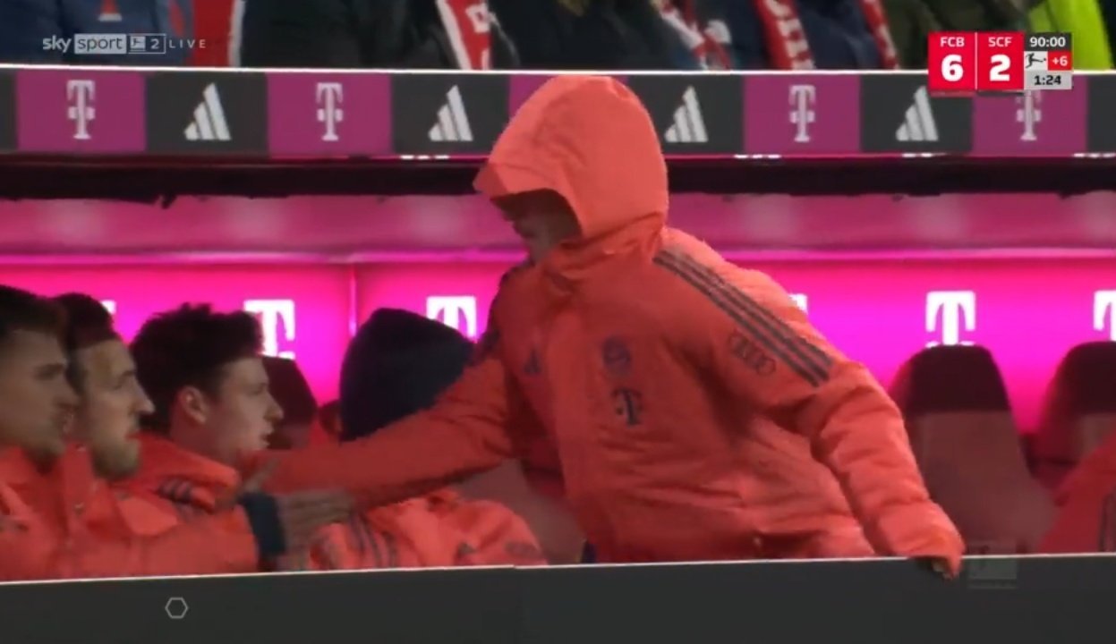 卡指导与替补席球员一一致意 