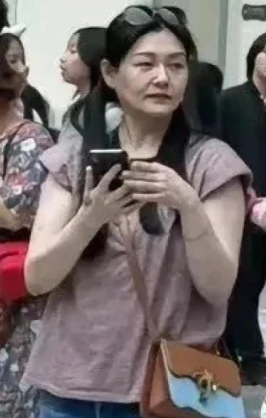 近日大S和老公具俊晔带儿子女儿去旅游的照片被网友拍了，大S看到以后第一件事就是问