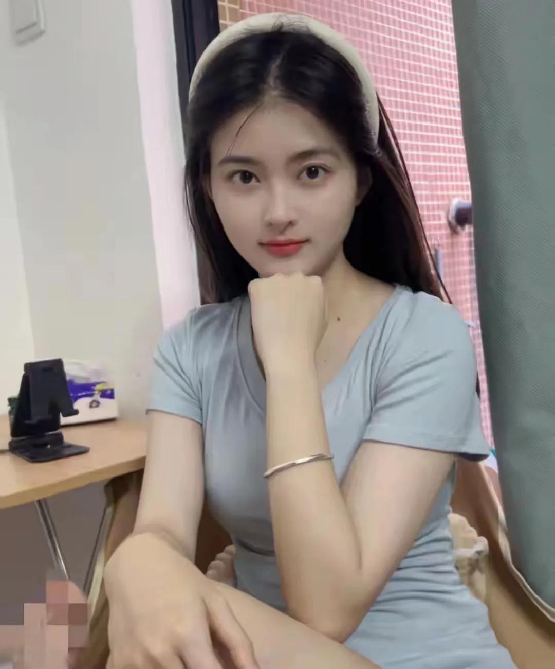小云是一位笑容灿烂的女孩，但背后隐藏着不为人知的心酸。小云的累，不是身体的疲惫，