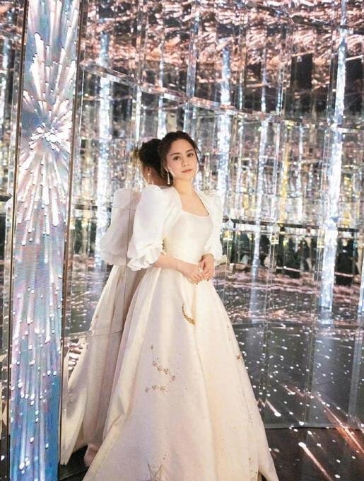 阿娇瘦出气质！穿泡泡袖裙似少女，竟比 24 岁时还美，这反差谁能想到？