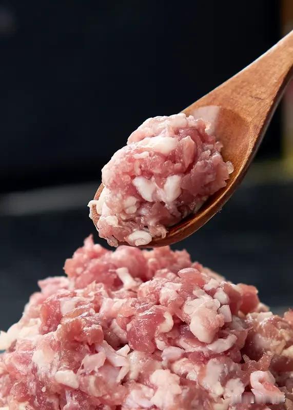 莲藕当然可以包饺子了，而且很好吃，非常有口感！
猪肉馅加入稍多一点的葱姜末、盐、