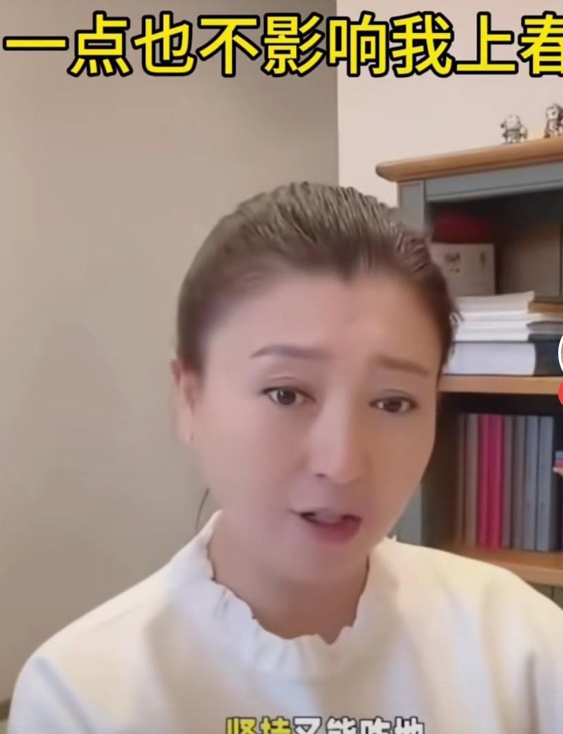 闫学晶现在满脸写着两个字：押注。
辽晚后台化妆间镜子裂了条缝，她盯着裂缝补口红，