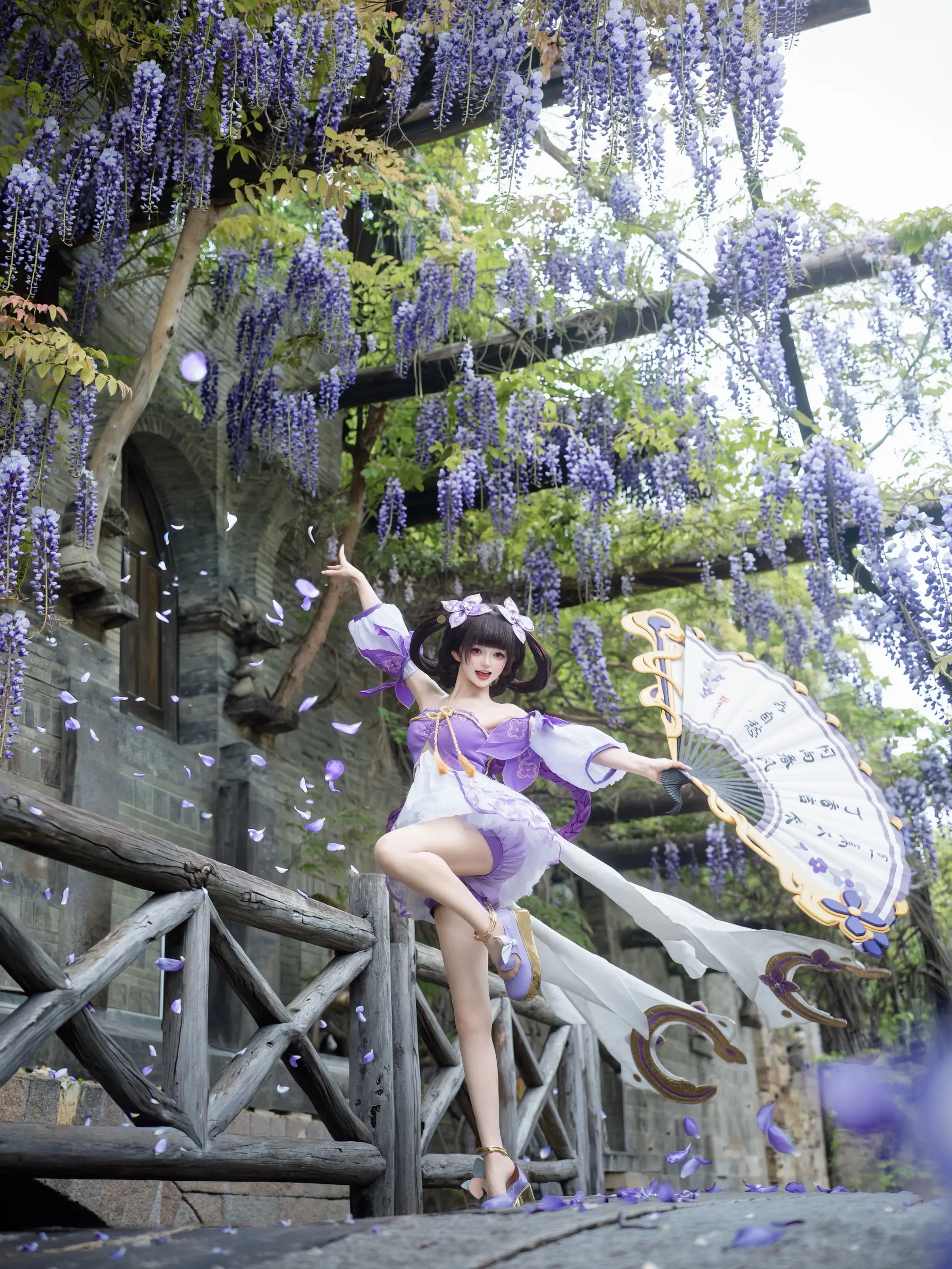 “扇摇紫藤雨，心绕丁香结”在ai盛行的时代，我们老辈子coser对实景...