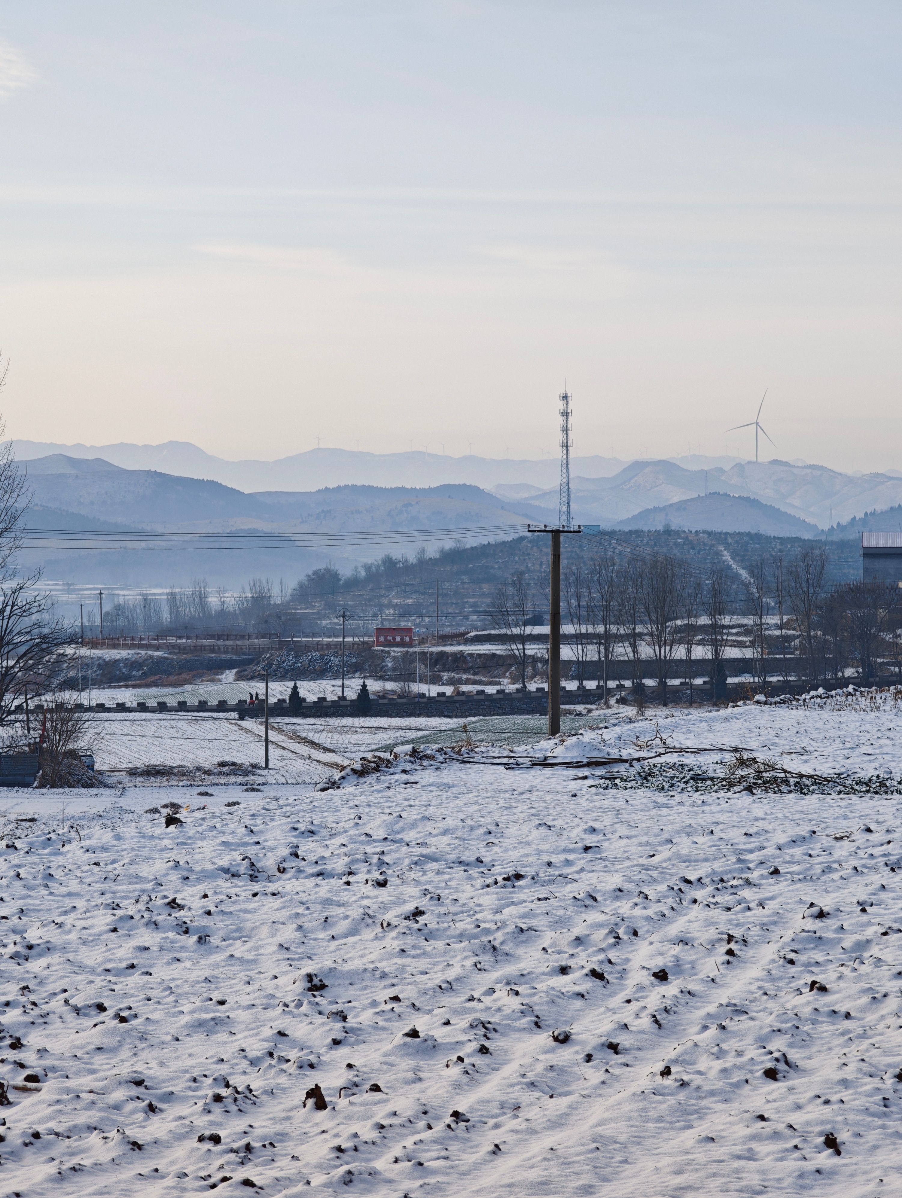 我每年都在村子里过年，年味儿确实更浓一些今年除夕前一天下了场雪，就更有春节的感觉