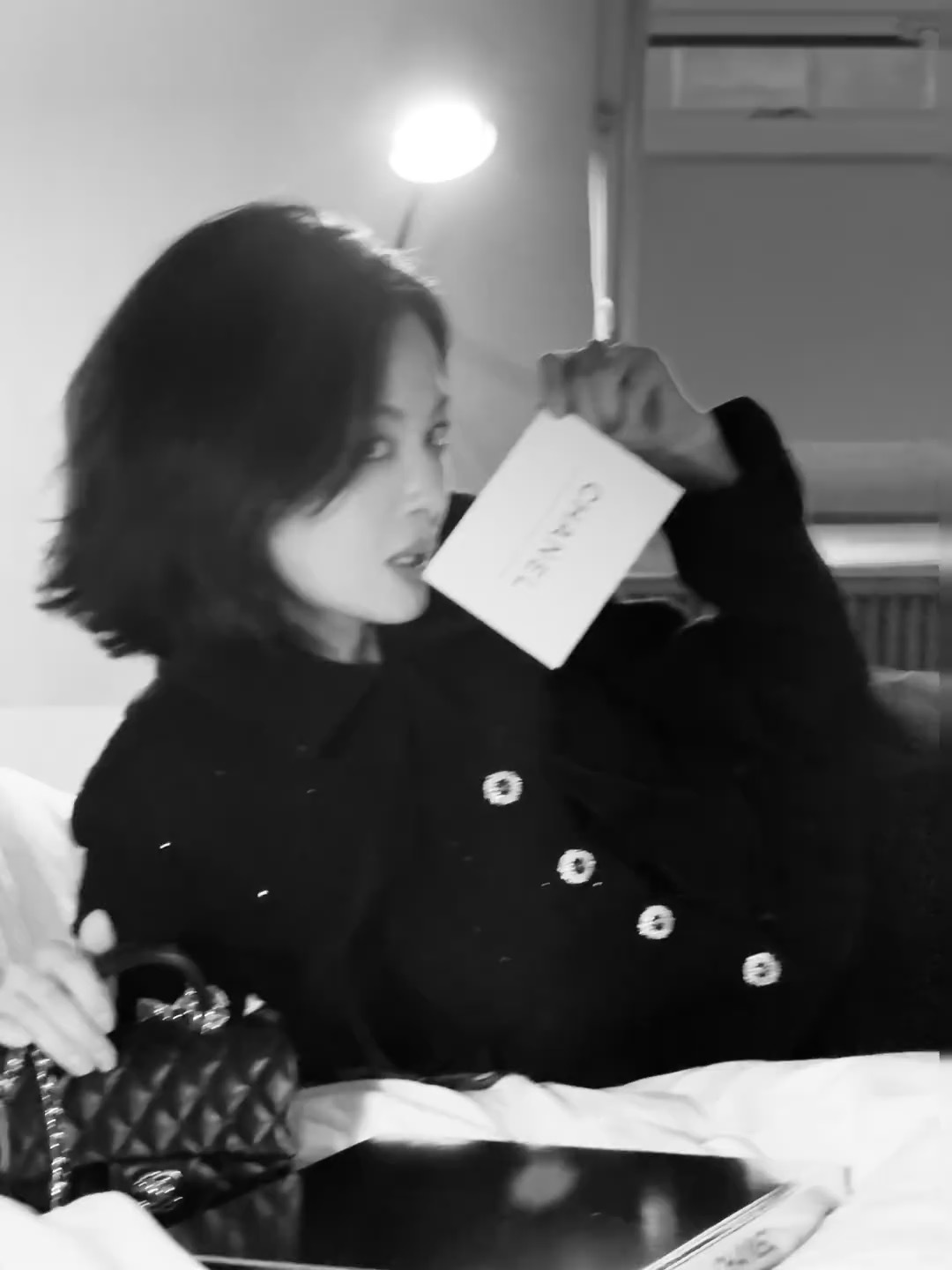 辛芷蕾香奈儿大秀出发图花絮辛芷蕾[超话]香奈儿大秀巴黎时装周 辛芷蕾剪了短发 ​