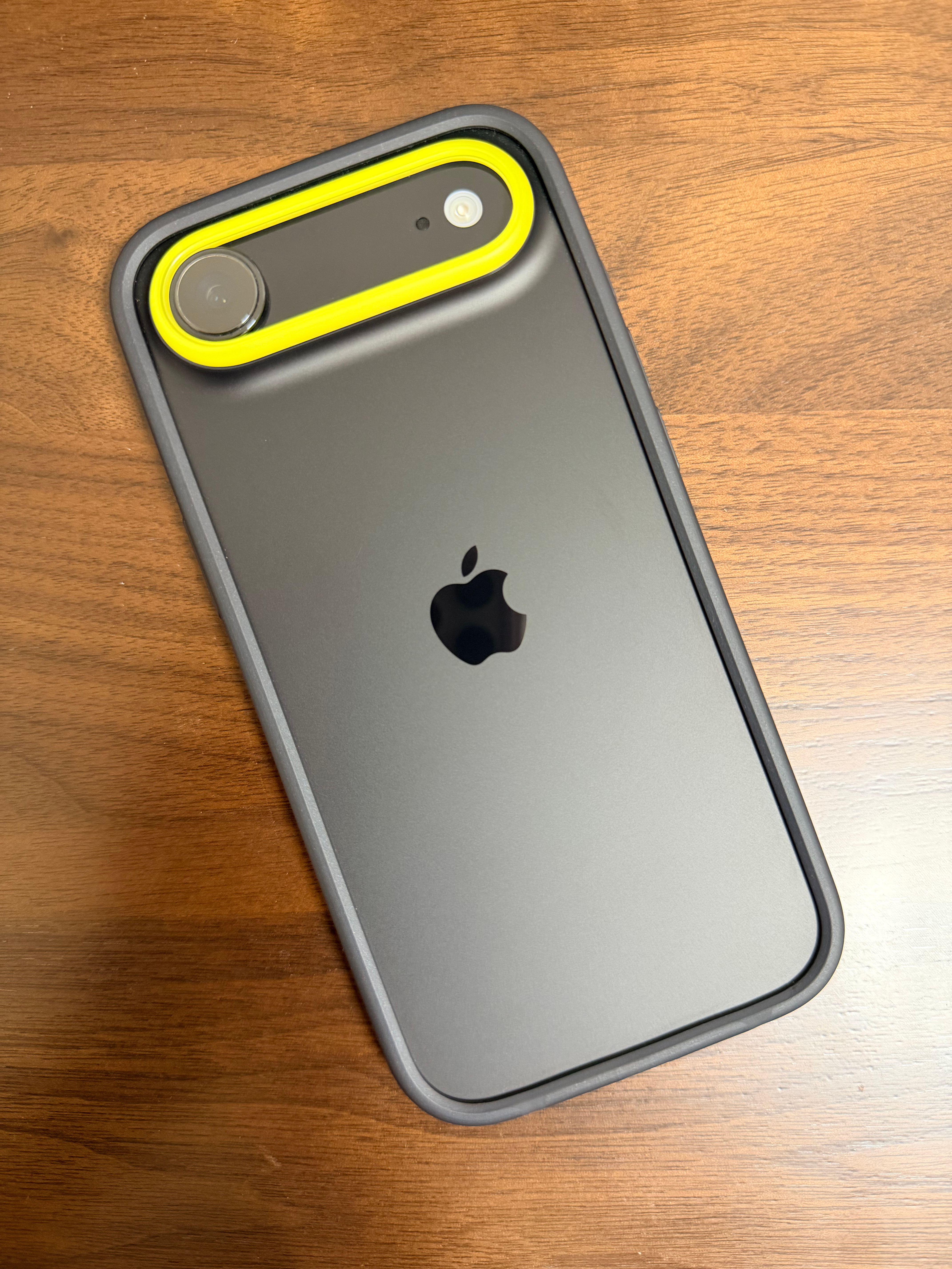 iPhone Air 黄色平嵌镜圈这撞色，很亮眼