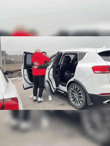 真的瞬间泪目了！这一幕发生在湖南的春运高速口，看得人心里又暖又酸，忍不住为这份最