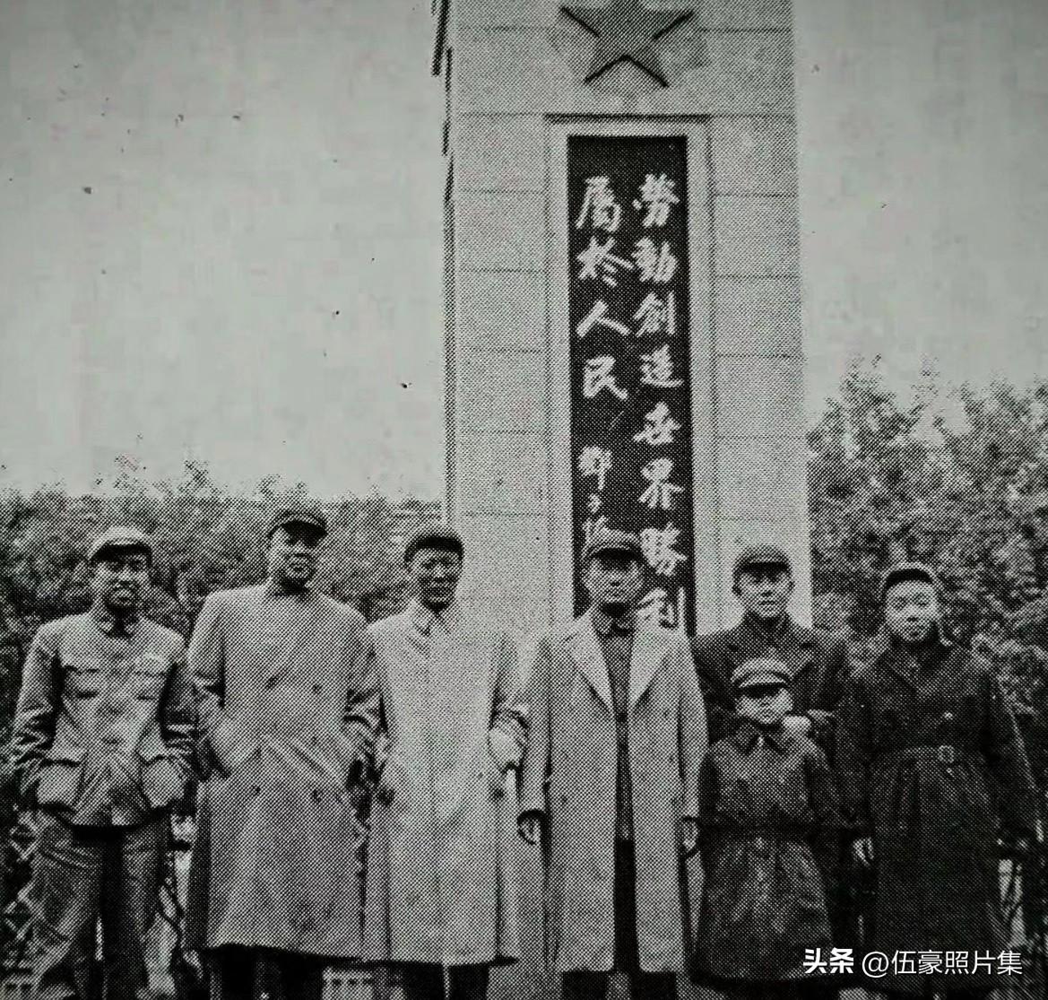 1951年4月，武汉中山公园，印尼华侨回国工商业考察团游玩的合影。照片中的人物，