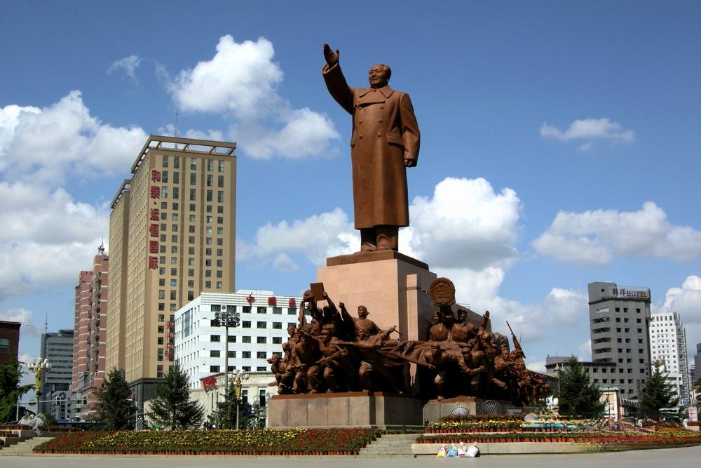 当年要拆除领袖塑像
理由是年久失修影响美观
请问为什么不拆除长城
为什么不拆除故