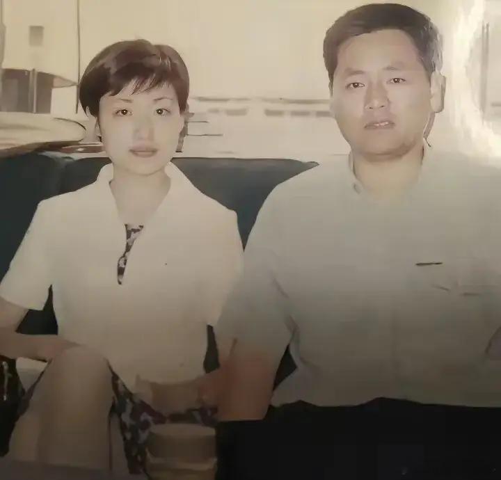 90年代周涛与第一任老公姚科的一张留影，当年姚科也是一名主持人 