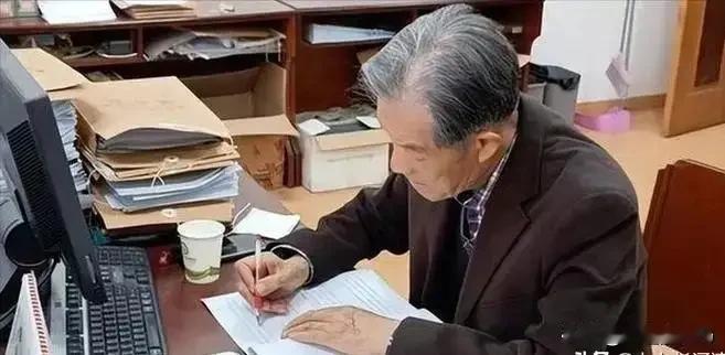 我来续一句:
案头提笔叙诗章，
吟诵动情伴墨香。
风雨头条常感伤，
又见稿酬入我