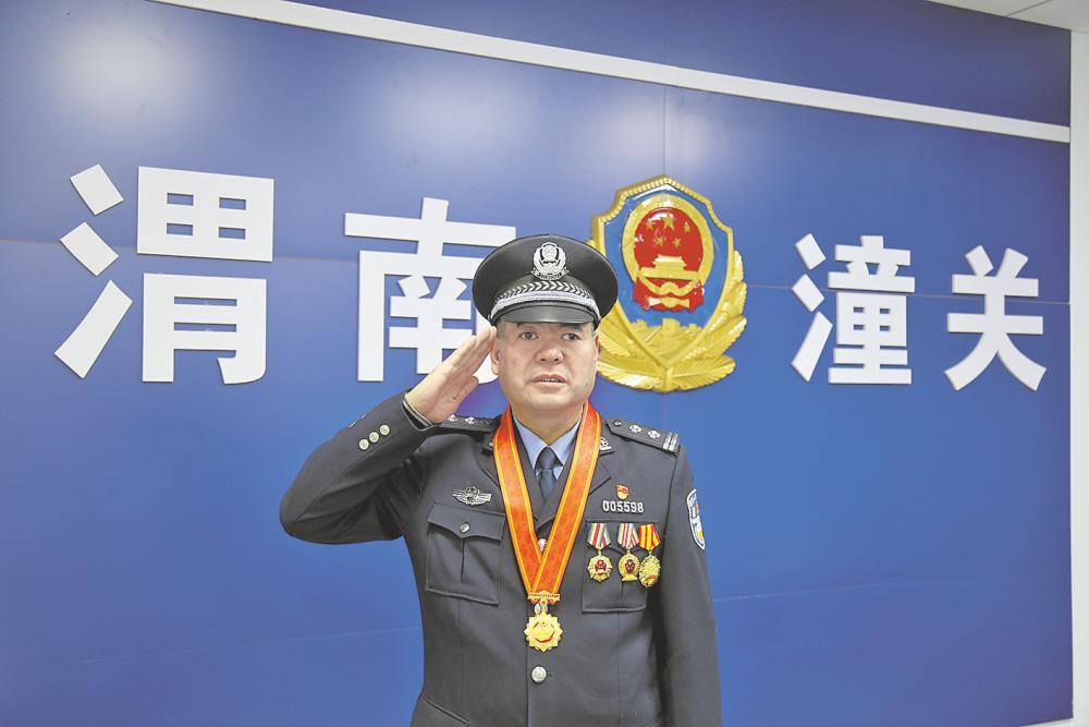 跨越两代峥嵘！同名双英雄张宝富，从抗美援朝铁血勇士到国门守护者
 
张宝富，天津