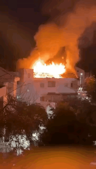 夜幕下的特拉维夫，就像一个大熔炉一样，热火朝天，火光冲天，仿佛变成了一座人间炼狱