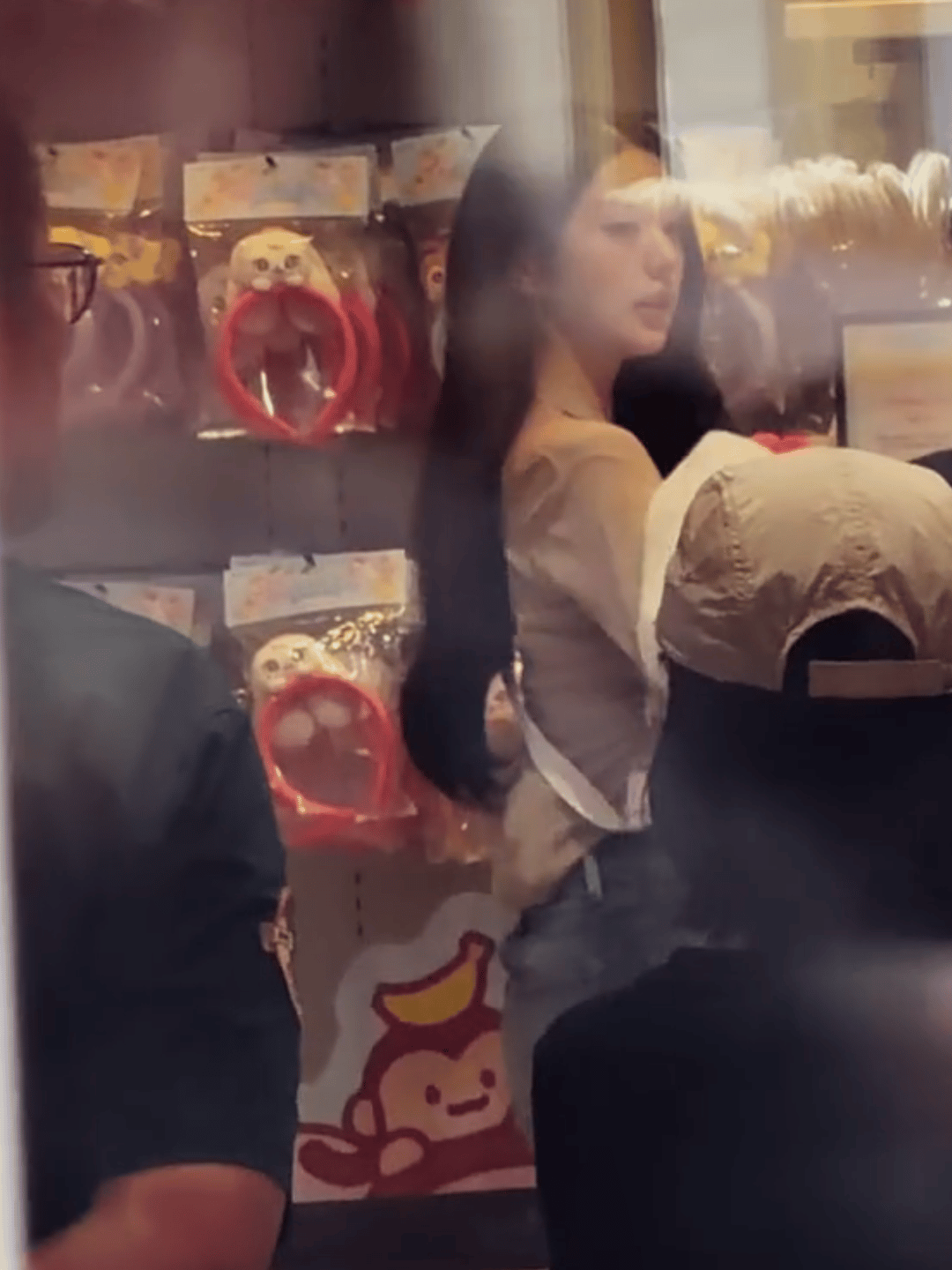 偶家小奶爸一般有两种形态 一种是成熟又温柔的抱着宝宝一边哄一边给孩子喂奶瓶 一种