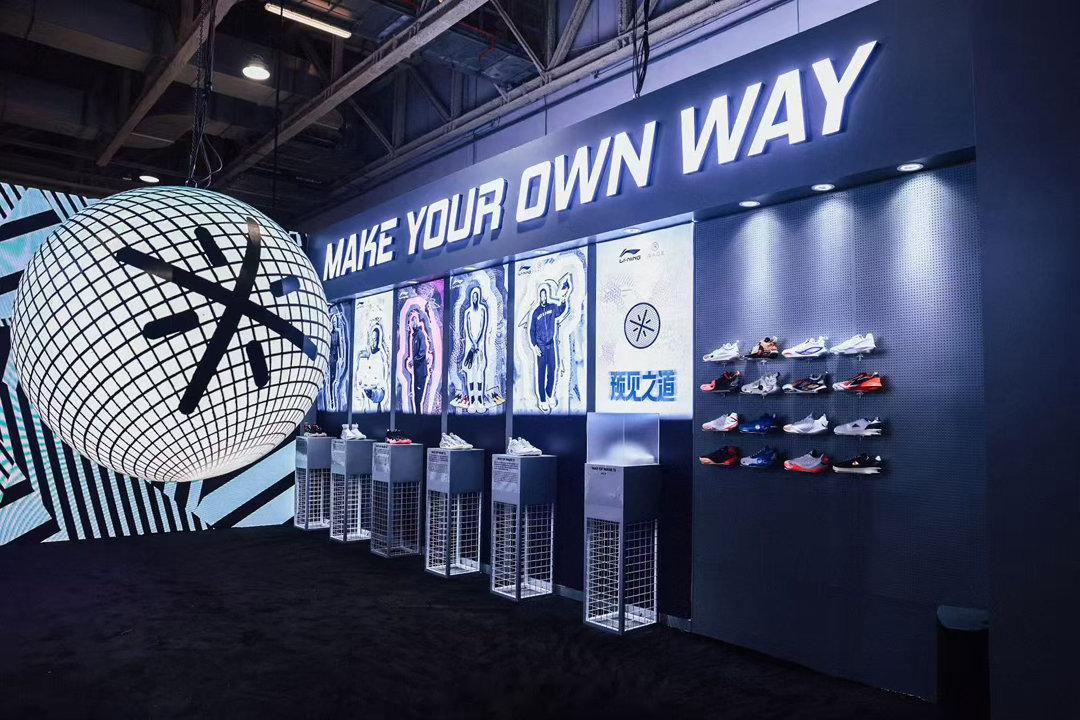10月9日，李宁韦德展位亮相澳门中国赛NBA house，李宁签约球员韦德和克里