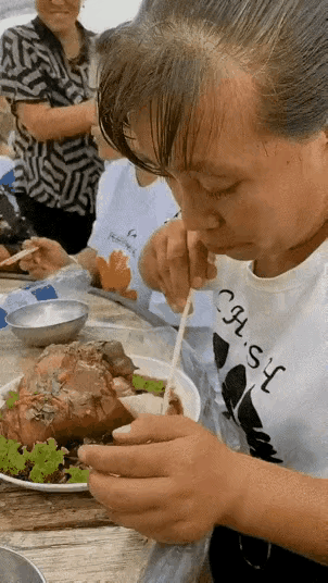 我认为农村这种人，
吃席方式很不可取，

都是一家主人的客人，
理应互谅互让才对