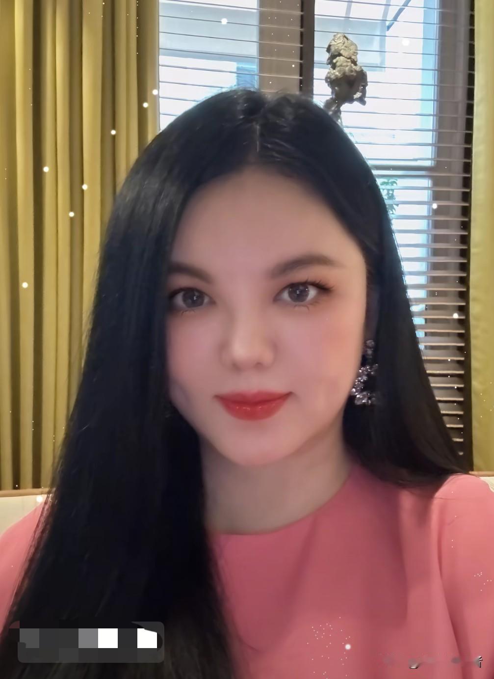 今天一大早，刷到了知名的主持人李湘的视频。视频中，她晒美食、晒女儿，也晒自己。说
