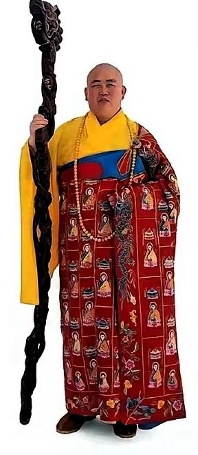 释永信出事快三个月，
那件传得沸沸扬扬的16万云锦袈裟，总算有了下落！
 
  