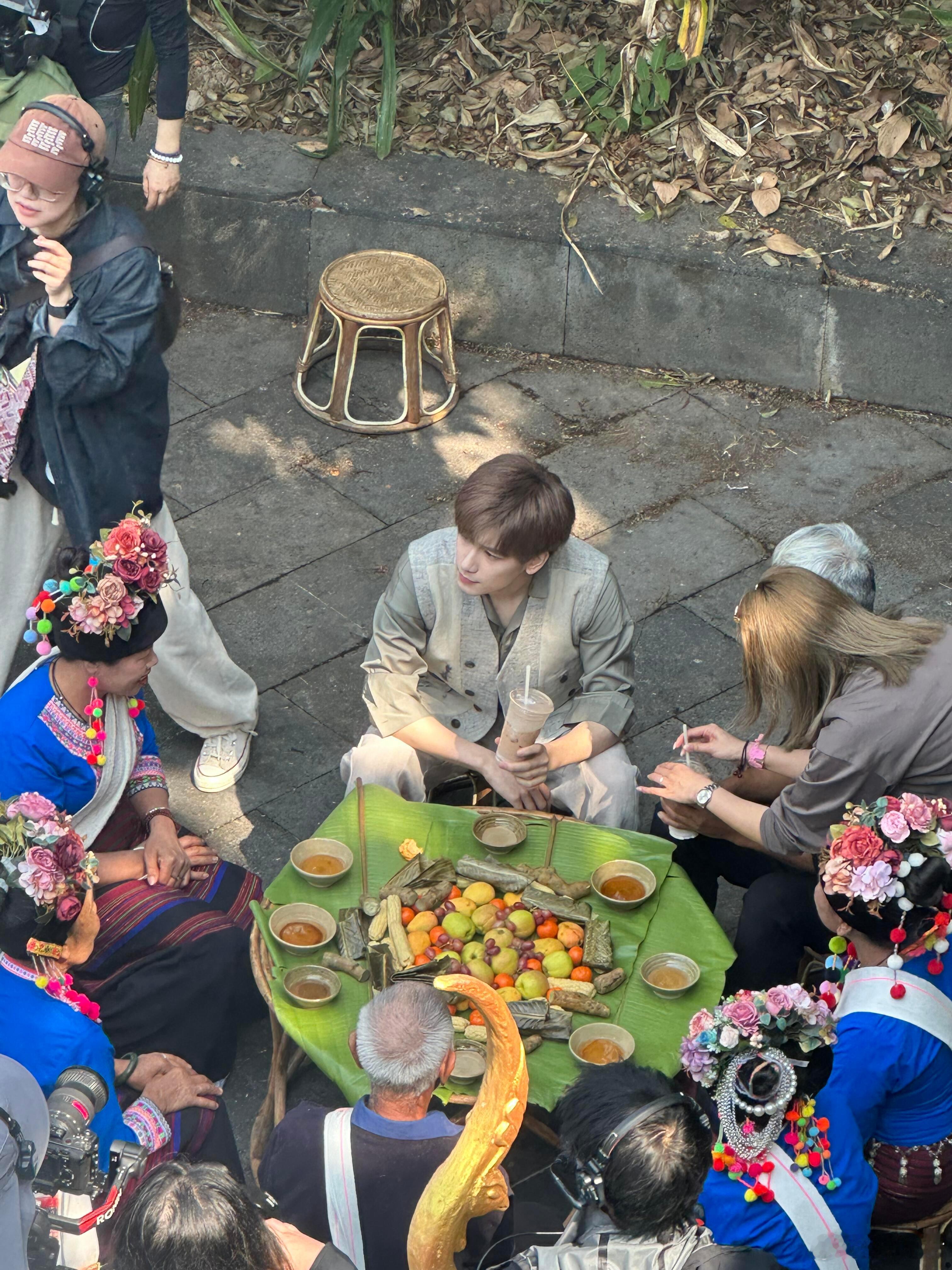 胡先煦又换新发色了胡先煦 霸王茶姬网友在云南偶遇胡先煦，喝着霸王茶姬好像在拍宣传