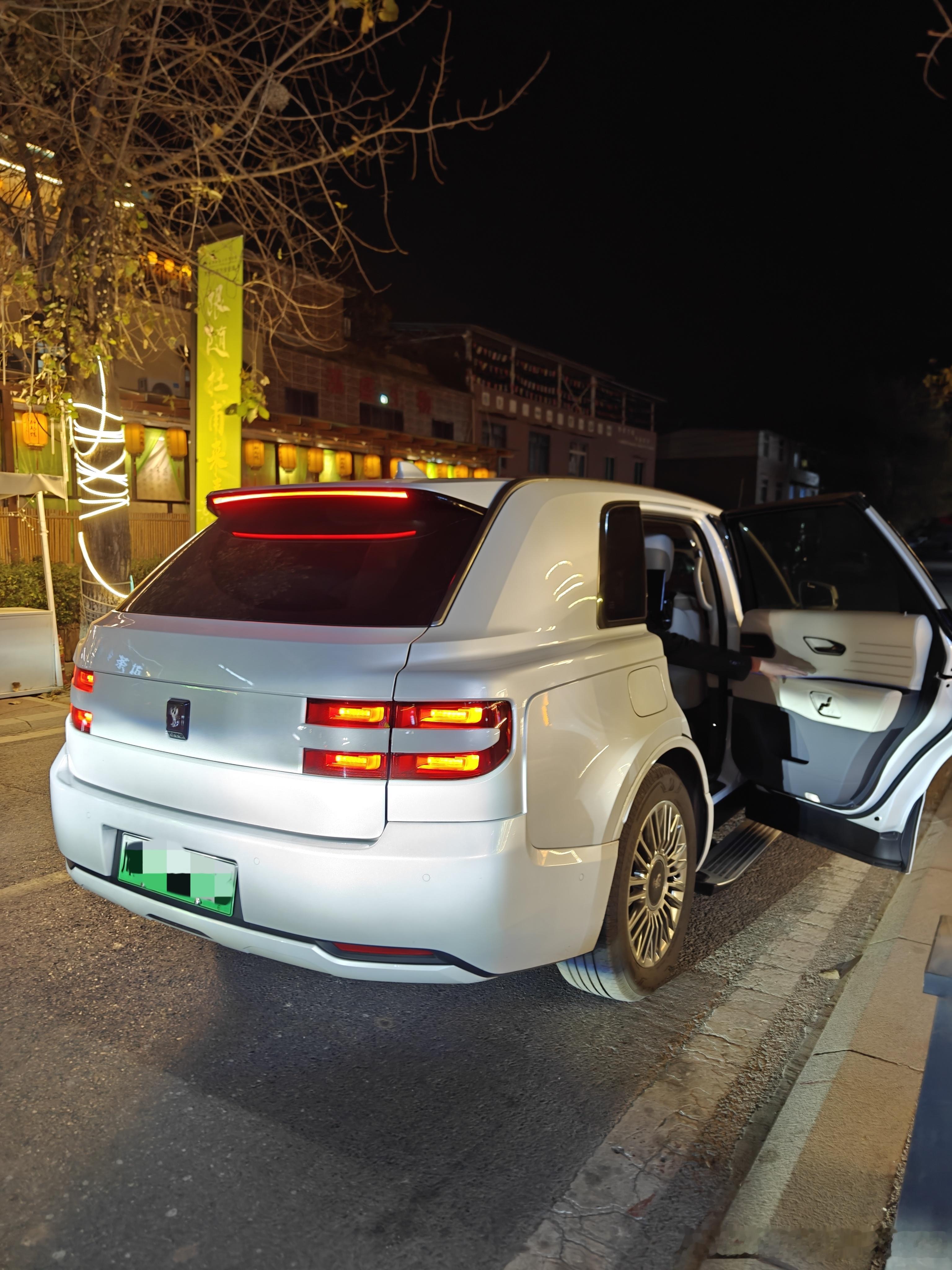 和老板吃完饭他坐这车走了，身边竟然有搞这么稀有车的人。 