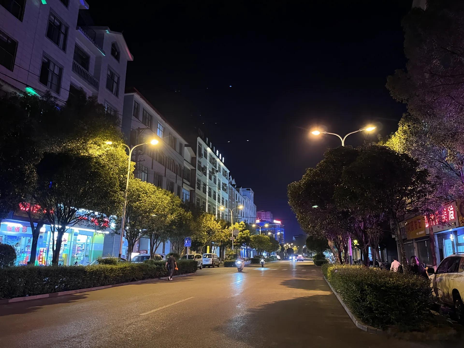 深夜下班的路上，你透过一家还亮着灯的窗户，看见一家人正在吃晚饭。电视开着，笑声隐