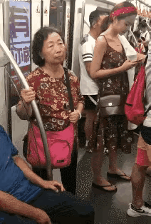 这个女孩子为什么尴尬了呢？