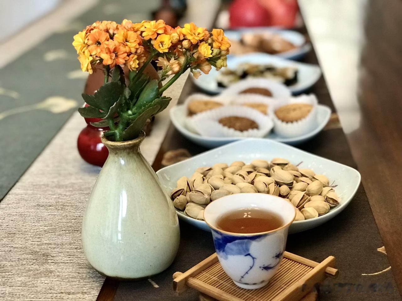 首先，茶水解渴，补充身体水分，这个就不用多说了，大家都清楚。

其次，茶叶中蕴藏