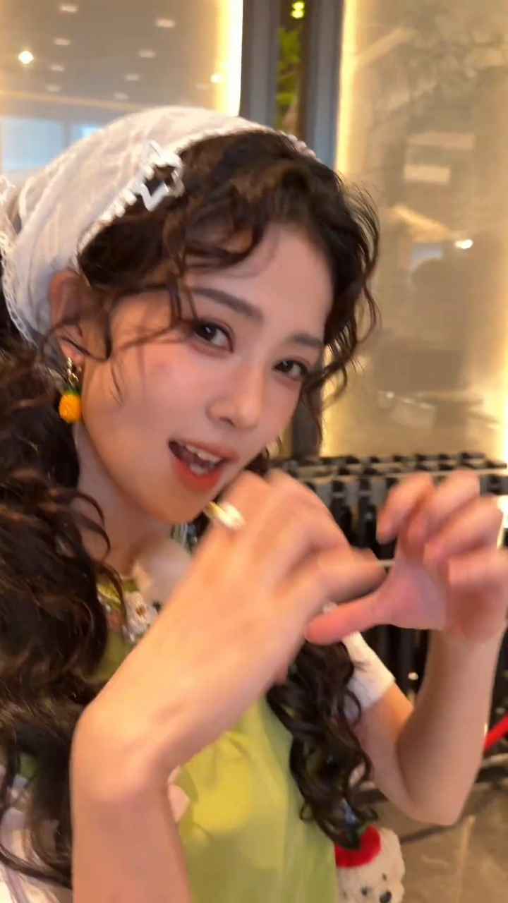 白鹿我要出去饭撒咯白鹿头发上有两个爱心奔跑吧路透 白鹿今天的造型好清新，头发上两
