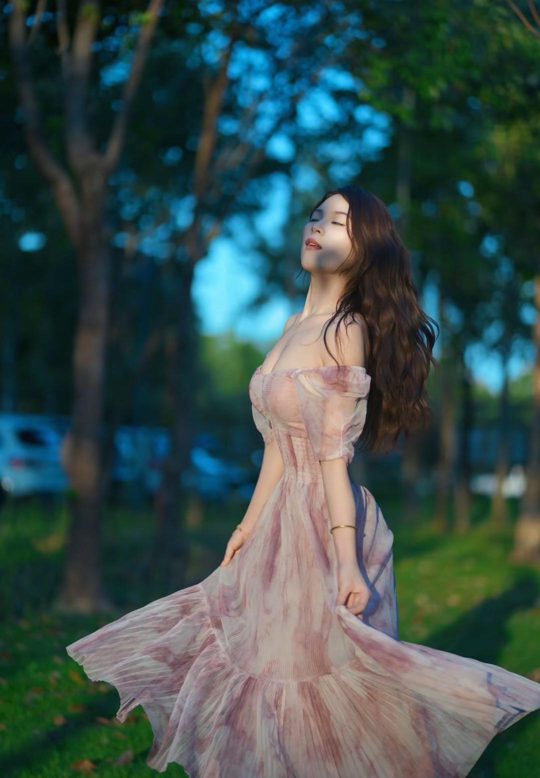 绿树掩映中，美人如画。