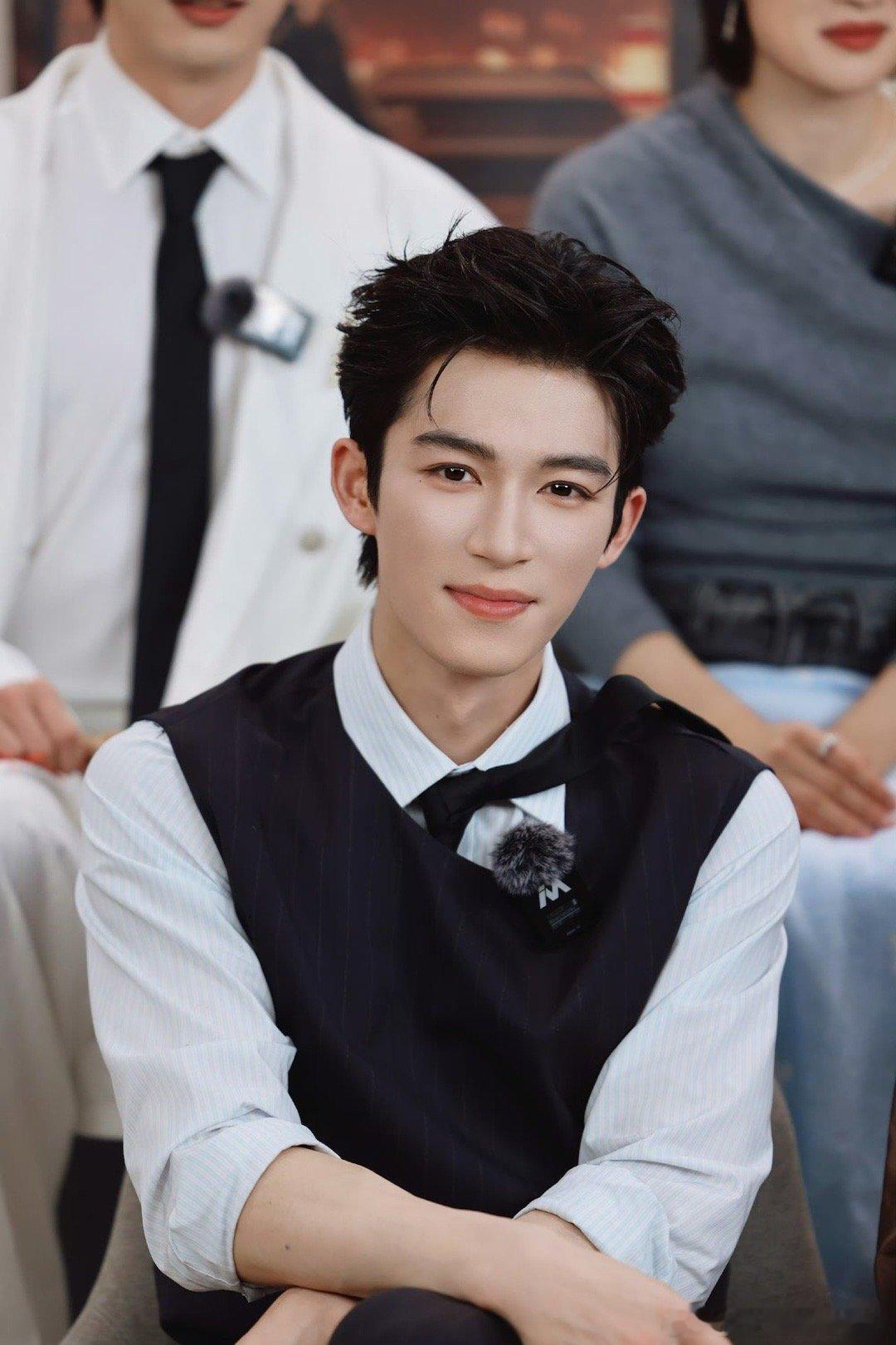 王星越破万男主回宫 王星越用实力诠释了萧怀瑾的苏与韧，又用满满的诚意做剧宣，走到