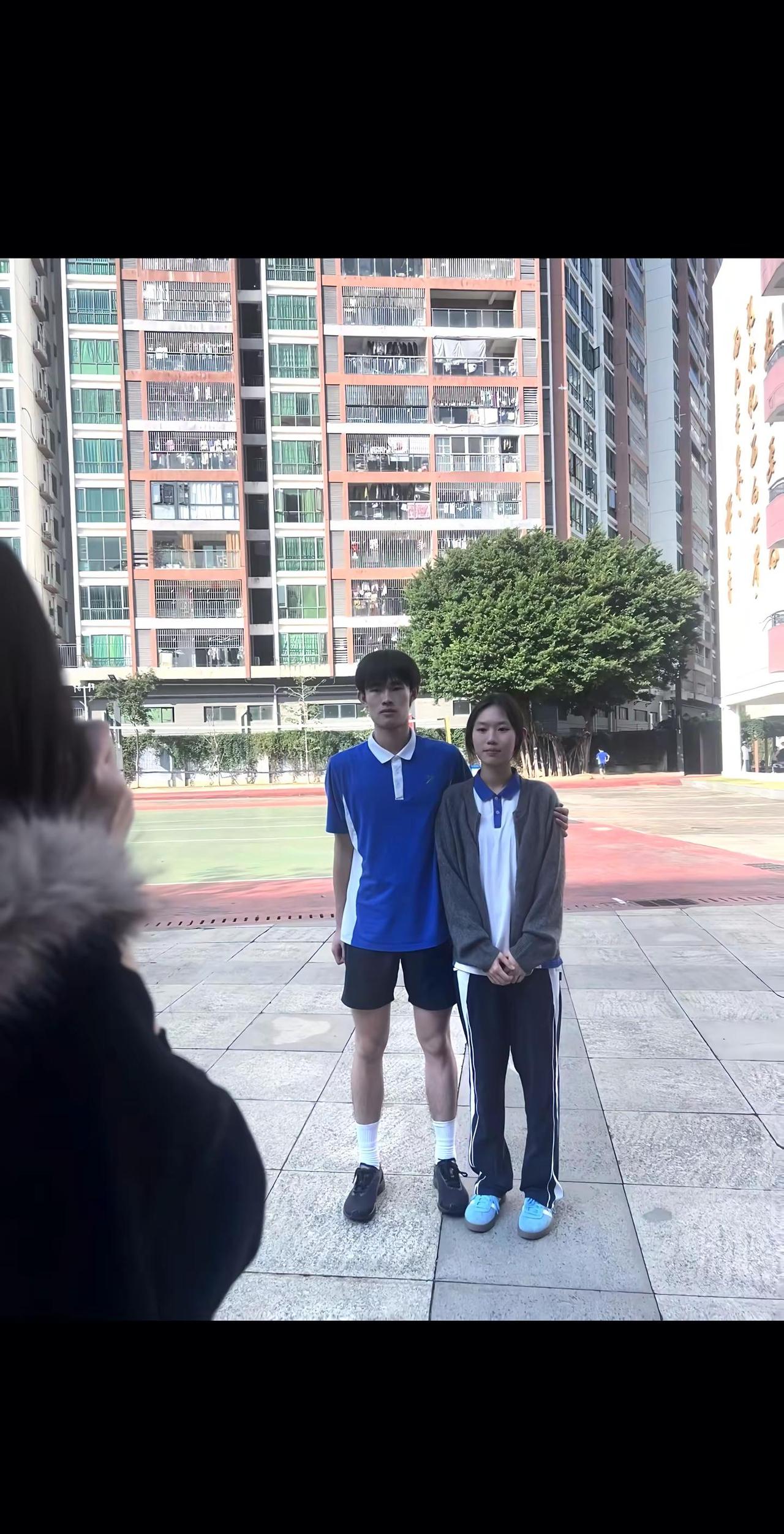 重新穿上校服 还可以看到你眉眼弯弯对我笑的样子吗
