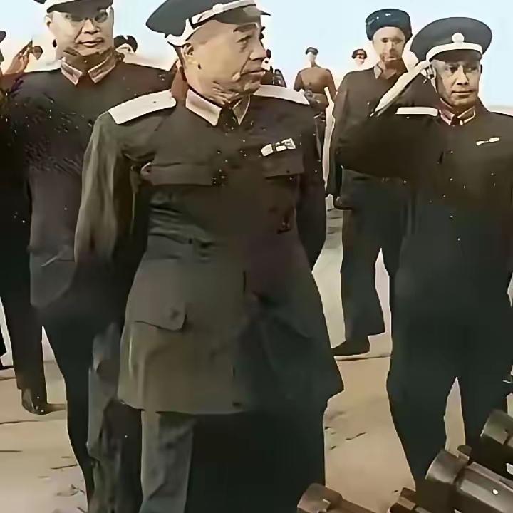 横刀立马，唯我彭大将军。第一张是1956年彭德怀元帅在两位大将的陪同下，观看苏军